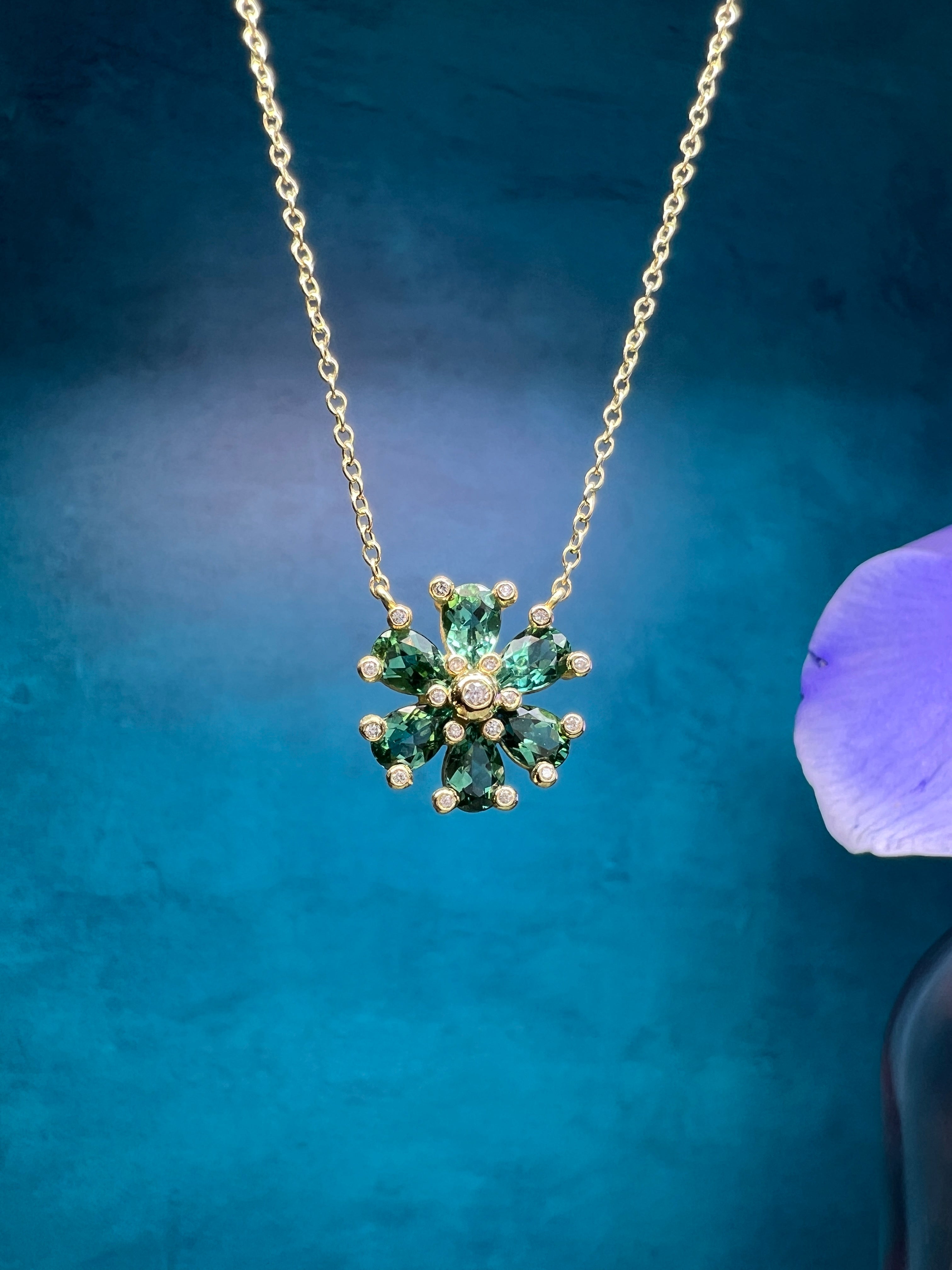 Amazing jewelry様 Suzy Landa Green Tourmaline Flower Necklace – Benold's Jewelers